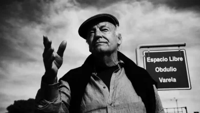 Eduardo Galeano en el espacio libre Obdulio Varela que rodea al Estadio Centenario de Montevideo Foto: www.telediariodigital.net