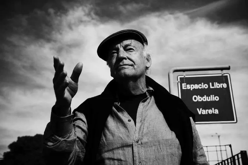 Eduardo Galeano en el espacio libre Obdulio Varela que rodea al Estadio Centenario de Montevideo Foto: www.telediariodigital.net