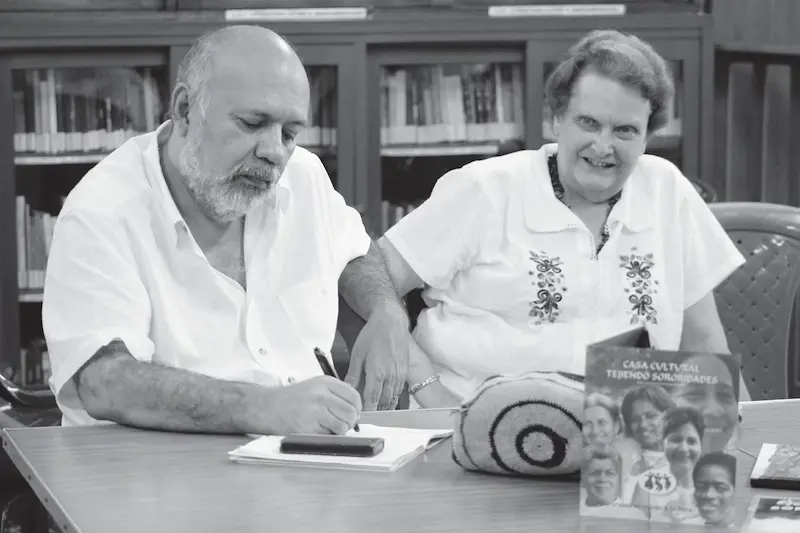 Darío Henao Restrepo y Carmiña Navia en la Casa Cultural Sororidades