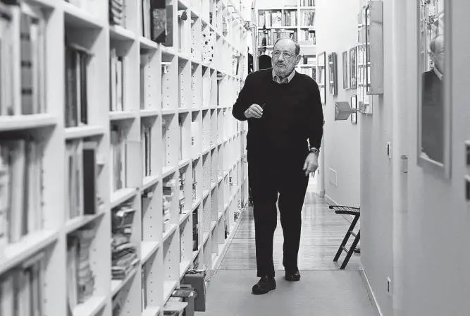 Umberto Eco, junto a la librería de su casa en Milán, Italia. Foto: http://elpais.com