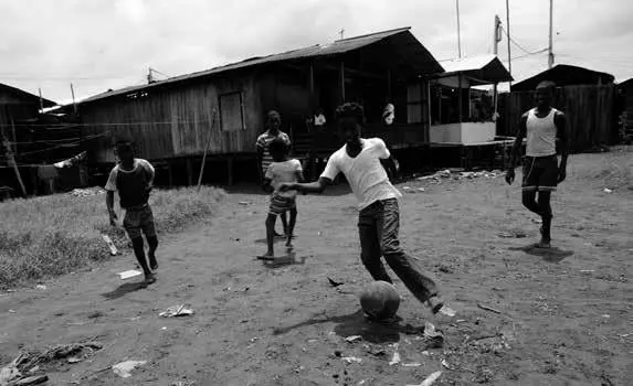 Niños jugando al futbol en Tumaco - Foto: http://www.radionacional.co