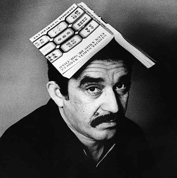 Gabriel García Márquez con un ejemplar de la segunda edición de Cien años de soledad sobre la cabeza, 1967 - Foto: www.miquelpellicer. com