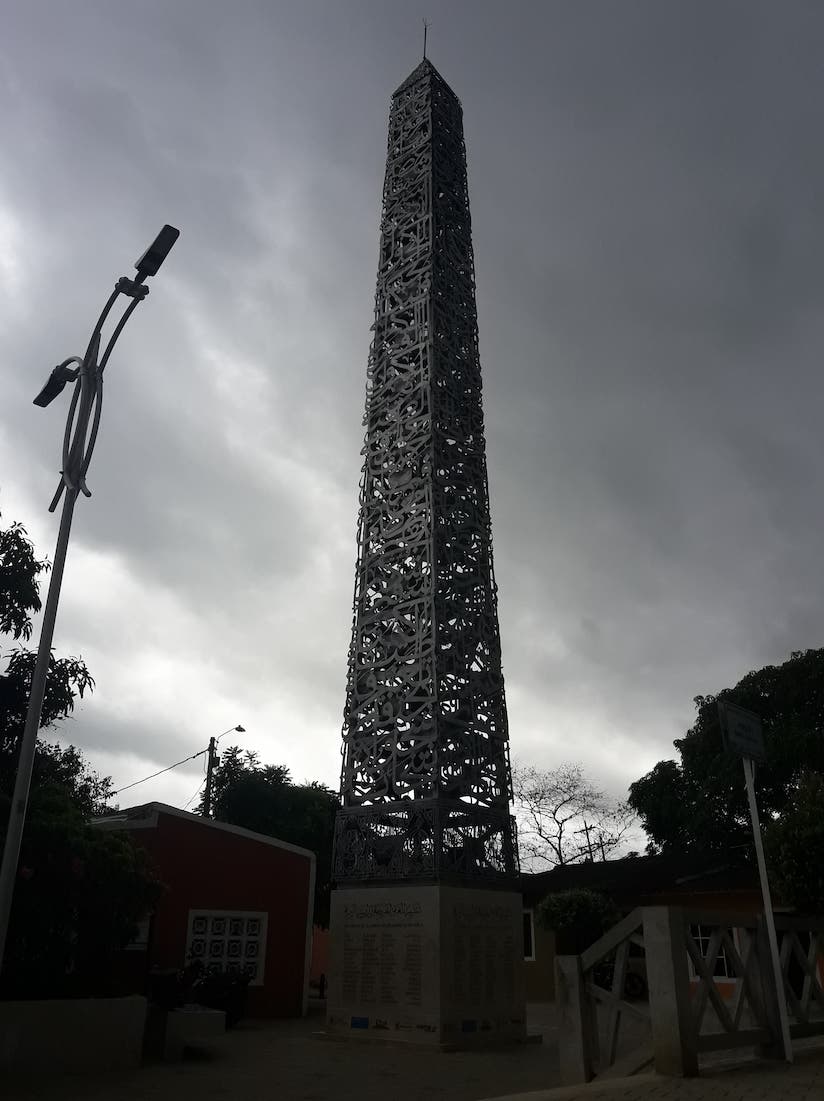 Obelisco tejido de palabras árabes, en homenaje a la lengua árabe. Autor: Adriano Ríos Sossa. Foto: Julio César Pino Agudelo