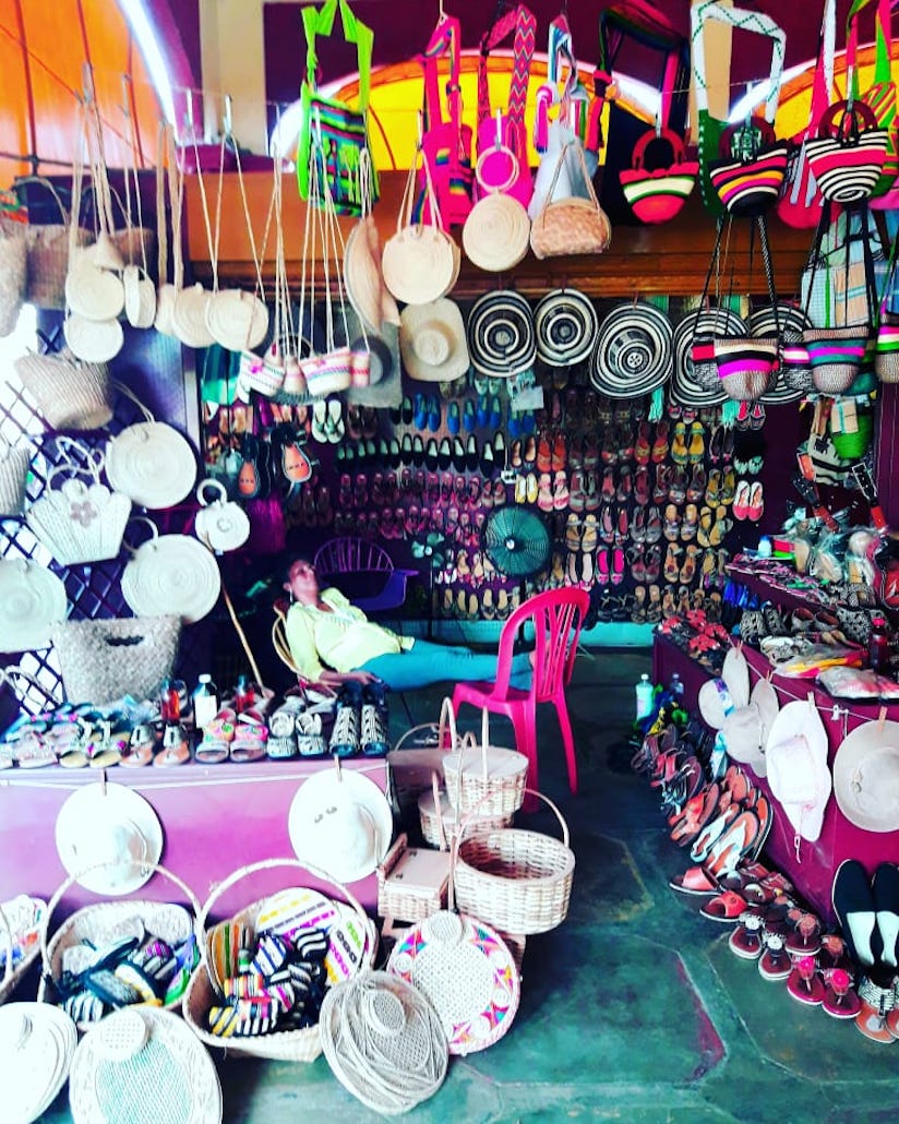 Vendedora de artesanías haciendo la siesta. Mercado Público de Lorica. Foto: Julio César Pino Agudelo