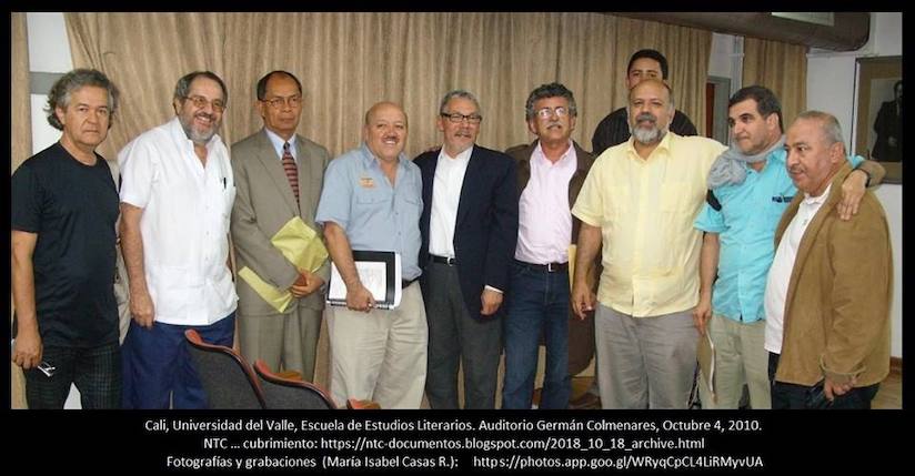 De izquierda a derecha: Edgar Collazos, Gabriel Ruiz, Fabio Martínez, Roberto Burgos, Julián Malatesta, Kevin García, Darío Henao, Álvaro Bautista, Umberto Valverde. En Univalle, 2010. Foto: http://ntc-documentos.blogspot.com/2018_10_18_archive.html