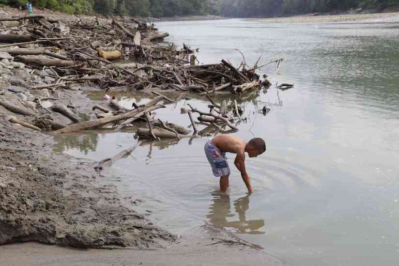 Efectos del cierre de la casa de máquinas sobre el rio Cauca: de tener un portentoso caudal , pasó a ser una quebrada. Foto: https://www.semana.com/nacion/articulo/hidroituango-el-cierre-de-casa-de-maquinas-seco-al-rio-cauca/600377
