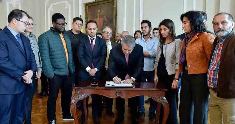 Firma del acuerdo entre estudiantes y gobierno nacional, el 14 de diciembre de 2018. Foto: https://www.semana.com/educacion/articulo/estudiantes-y-gobierno-firman-acuerdo-por-la-educacion-superior-publica/594751