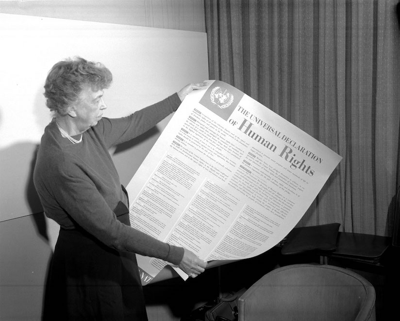 Eleanor Roosevelt, Presidenta de la Comisión de Derechos Humanos, mirando la Declaración Universal de los Derechos Humanos. Foto: http://www.un.org/es/universal-declaration-human-rights/