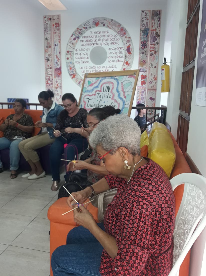 Mujeres tejiendo mándalas en Casa Matria el pasado 22 de marzo, día en que celebraron su cuarto aniversario. Foto: Óscar Hembert Moreno Leyva