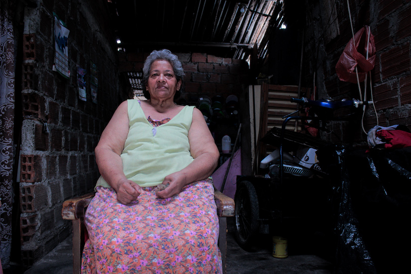 Doña Fabiana, mujer de 66 años habitante del Jarillón, a la altura de la comuna 21. Foto: Yeiderman Cortés.