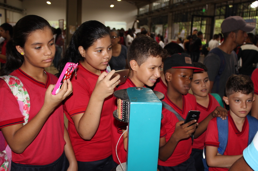 Un grupo de estudiantes asiste a una de las explicaciones de la Carpa de Melquíades. Foto: Jhon Gamboa.