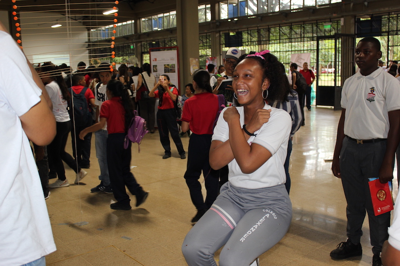 Una niña del Colegio Alexander demuestra emoción ante un experimento. Foto: Jhon Gamboa.