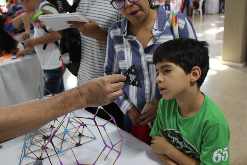 Niño observa con atención el resultado de una impresión en 3D. Foto: Jhon Gamboa.