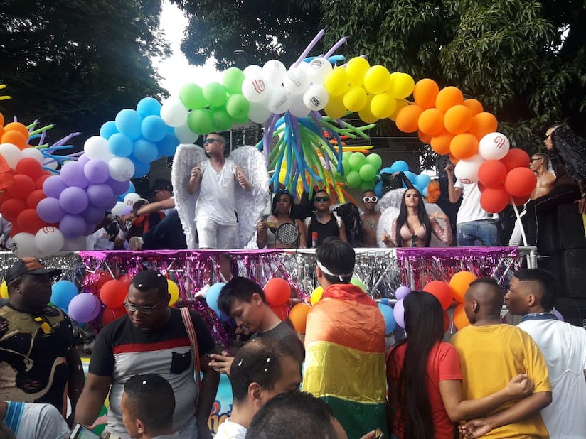 Carroza a ritmo de música electrónica y “guaracha”, géneros emergentes de las discotecas LGBTI+. Foto: La Palabra