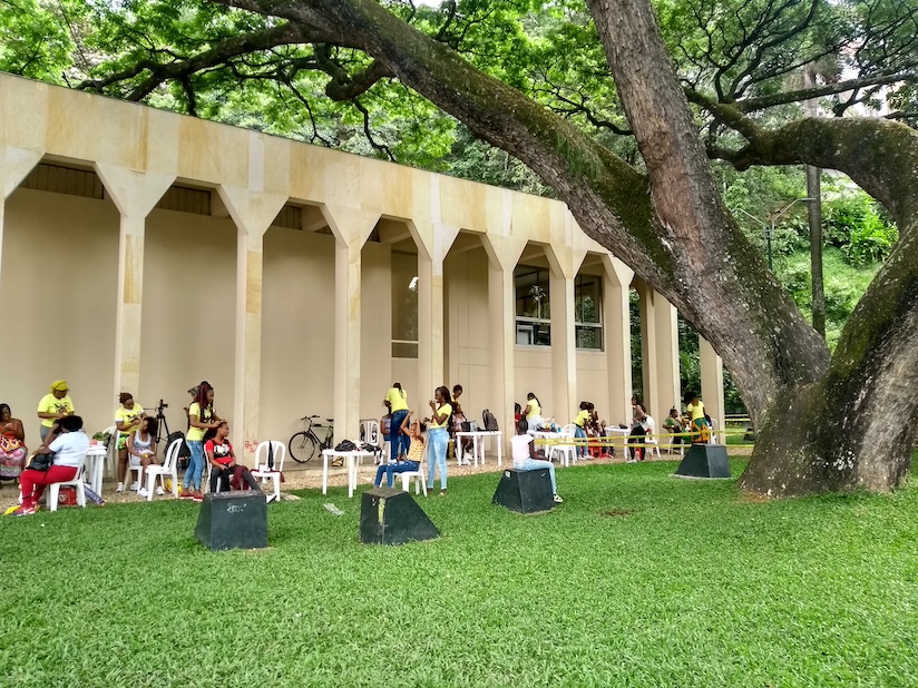 Peinadoras en el jardín del Museo la Tertulia. Foto: Jorge Medina.