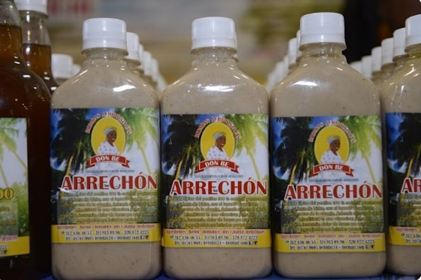 Para lograr el arrechón, al mismo viche se le adiciona 3 leches, condensada, descremada y en polvo, además de nuez moscada, clavos, canela, kola granulada, maní, chontaduro y borojó. Foto: https://twitter.com/armandoardilad/status/909248356974759941?lang=bg