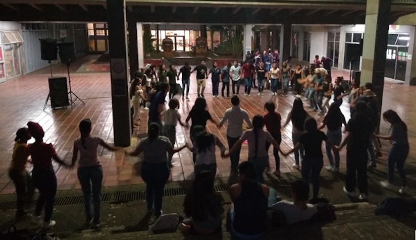 Estudiantes indígenas y no indígenas danzando juntos en el cierre del evento. Bajos de palmas, Biblioteca Mario Carvajal. Foto: Daniela Páez Avilés.
