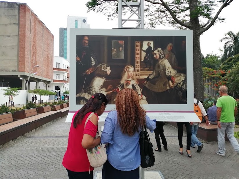 Dos visitantes apreciando “Las meninas”, del pintor español Diego Velázquez. Foto: Zharick Valeria Fernández