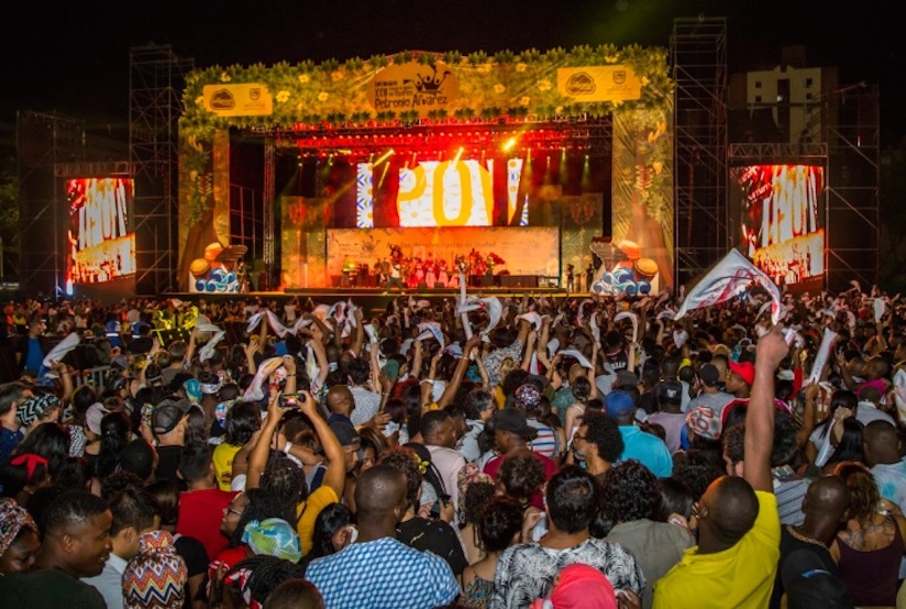 Asistentes al festival bailan con las pañoletas al ritmo de la chirimía. Foto: https://calicreativa.com/somos-pacifico-compramos-unidos/