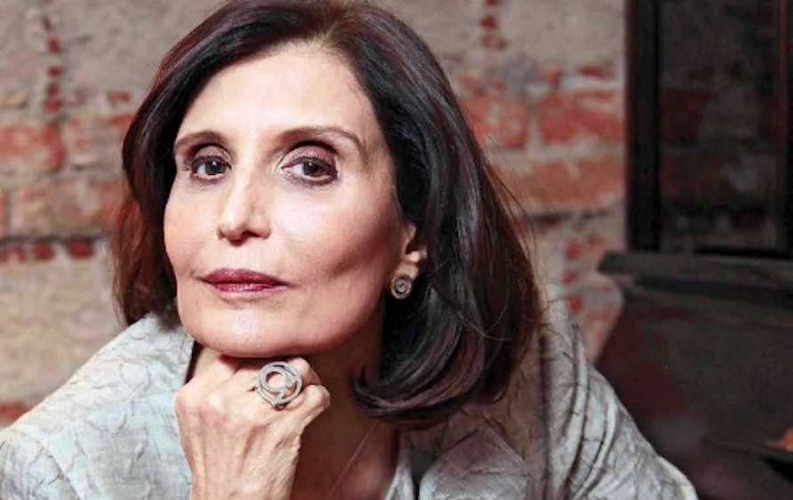 Flannery O’Connor, en el exterior de su casa, la granja Andalusia en Milledgeville (Georgia) en 1962. Ángeles Mastretta, escritora y periodista mexicana. Foto: https://frasesdelavida.com/frases-de-angeles-mastretta/