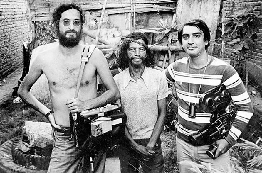 Luis Ospina y Carlos Mayolo en el rodaje de Agarrando pueblo, junto con Luis Alfonso, uno de los protagonistas. Foto: https://www.elpais.com.co/entretenimiento/cultura/restauran-el-documental-agarrando-pueblo-para-presentarlo-en-el-festival-de-cine-de-cartagena.html