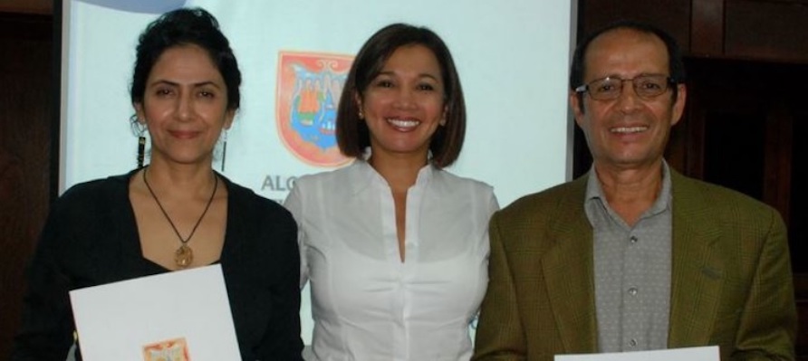 Álvaro Arcos (derecha) homenajeado por su larga trayectoria artística. Foto: http://www.cali.gov.co/cultura/publicaciones/102189/dos_grandes_del_teatro_caleno_fueron_homenajeados/