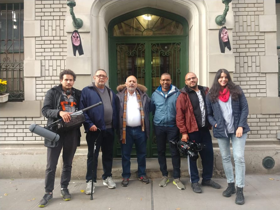En casa del escritor Jaime Manrique Ardilla en Nueva York, con el equipo de producción de Telepacífico. Foto: Centro Virtual Isaacs