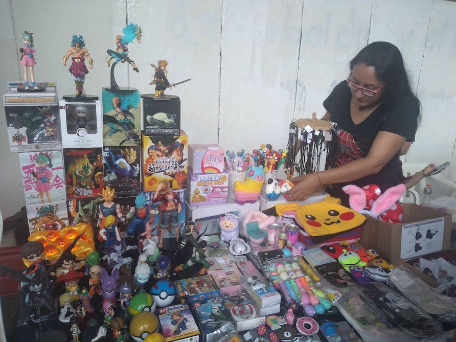 El puesto de “Anime world store” en la oferta de merchandising afuera de la Biblioteca Mario Carvajal. Foto: Daniela Páez Avilés.
