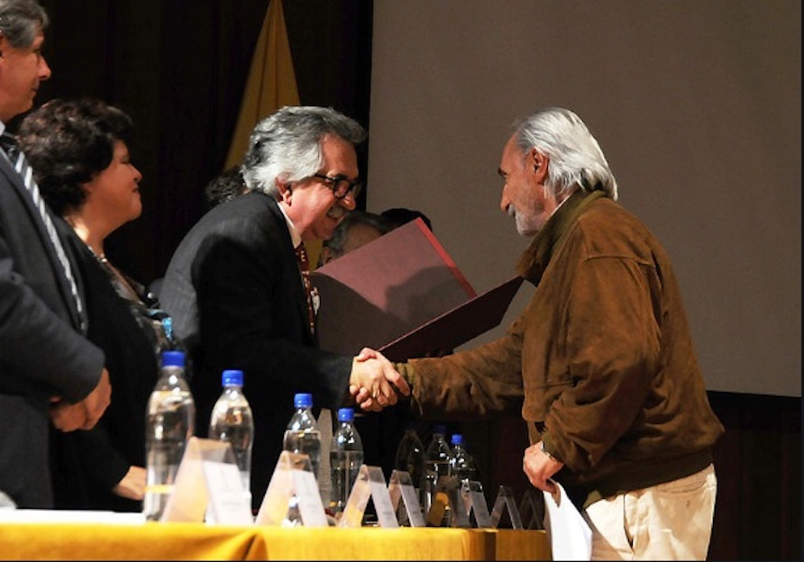 Alfredo Molano Bravo recibiendo el Doctorado Honoris Causa otorgado por la Universidad Nacional de Colombia en 2014. Foto: https://agenciadenoticias.unal.edu.co/detalle/article/oir-las-voces-de-las-gentes-no-fue-suficiente.html