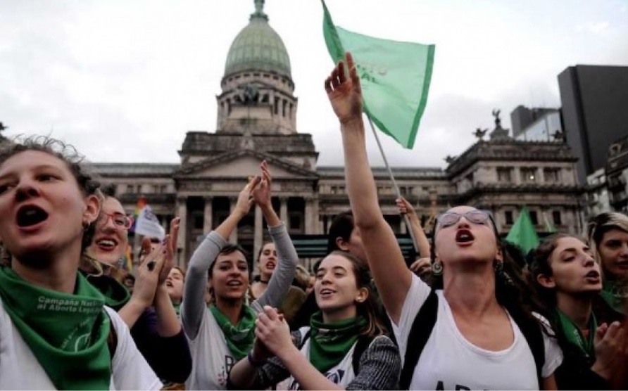 “¡Las pibas que vos mataste van a volver! ¿Y cómo no? ¡En la lucha feminista estamos hoy!”. Foto: https://www.diariodecuyo.com.ar/argentina/El-proyecto-por-el-aborto-legal-al-Congreso-por-octava-vez-20190527-0005.html