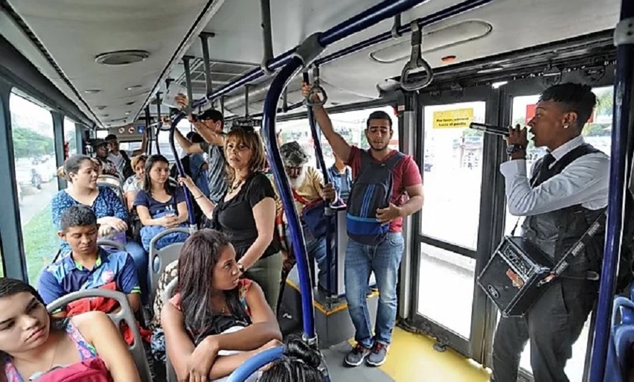 Para los artistas y vendedores del MIO, el sistema de transporte es más que un lugar de tránsito y un lugar de trabajo: es también un espacio para la vida política, cultural y social. Foto: https://nadia0609.wixsite.com/misitio-convivencia/single-post/2017/11/10/El-arte-callejero-Una-expresi%-C3%B3n-cultural-de-desigualdad-social
