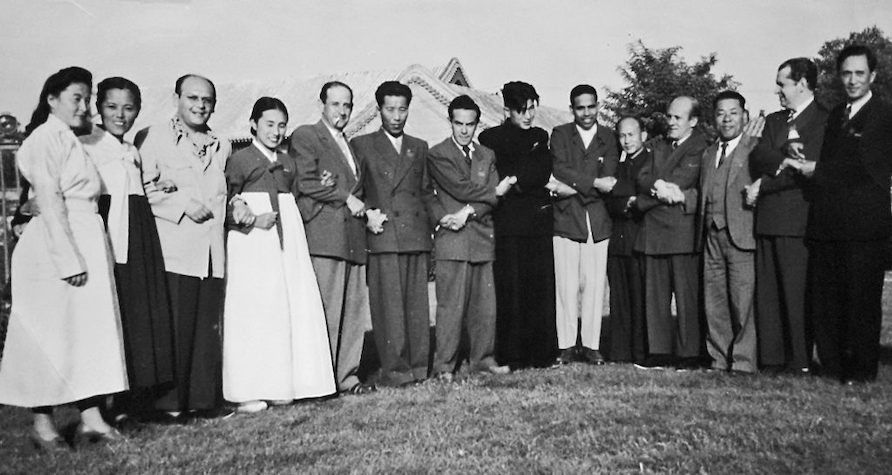 Delegados internacionales estrechan manos. En la foto se encuentran Sr. Carrasquilla, José Domingo Velez, Manuel Zapata Olivella, Alipio Jaramillo, Jorge Zalamea, en Beijing 1952. Cortesía del Archivo Jorge Zalamea Borda. Foto: http://mareaspacifico.univalle.edu.co/reunion-en-pekin/