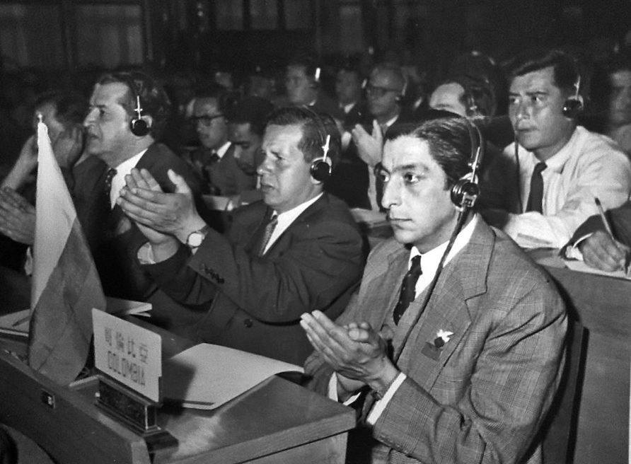 Delegados colombianos en la Conferencia de Paz de los Pueblos del Asia y del Pacífico, Beijing 1952. Diego Montaña y Jorge Zalamea. Cortesía del Archivo Jorge Zalamea Borda. Foto: http://mareaspacifico.univalle.edu.co/reunion-en-pekin/