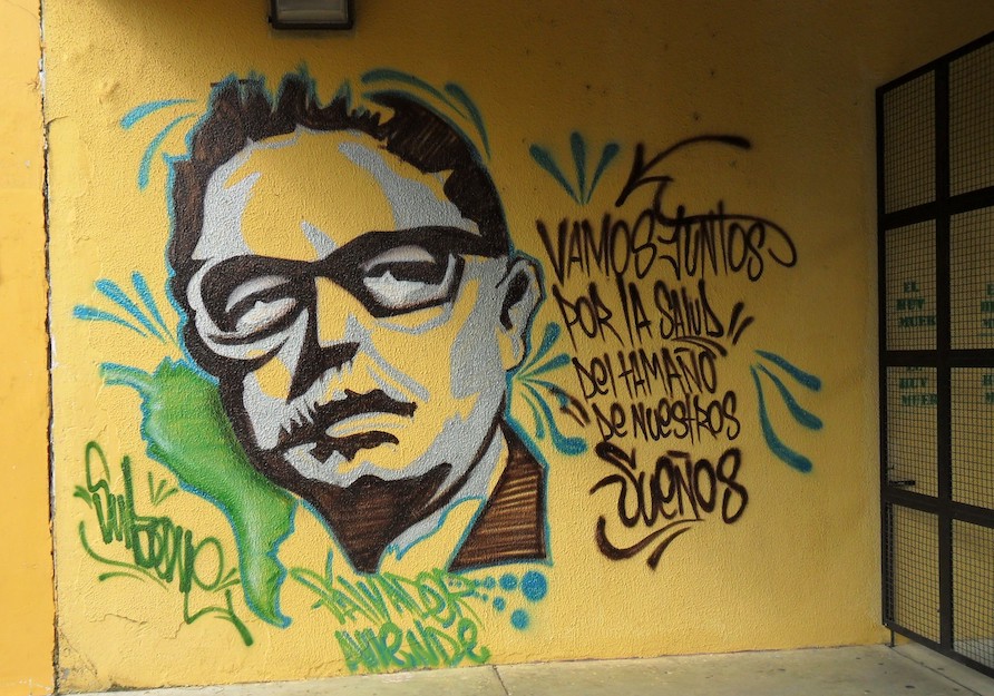 Persistencia de los estereotipos asociados a la grandeza de los héroes políticos, científicos y sociales. Entrada de la Universidad del Valle, sede San Fernando. Foto: Cortesía María Eugenia Ibarra.