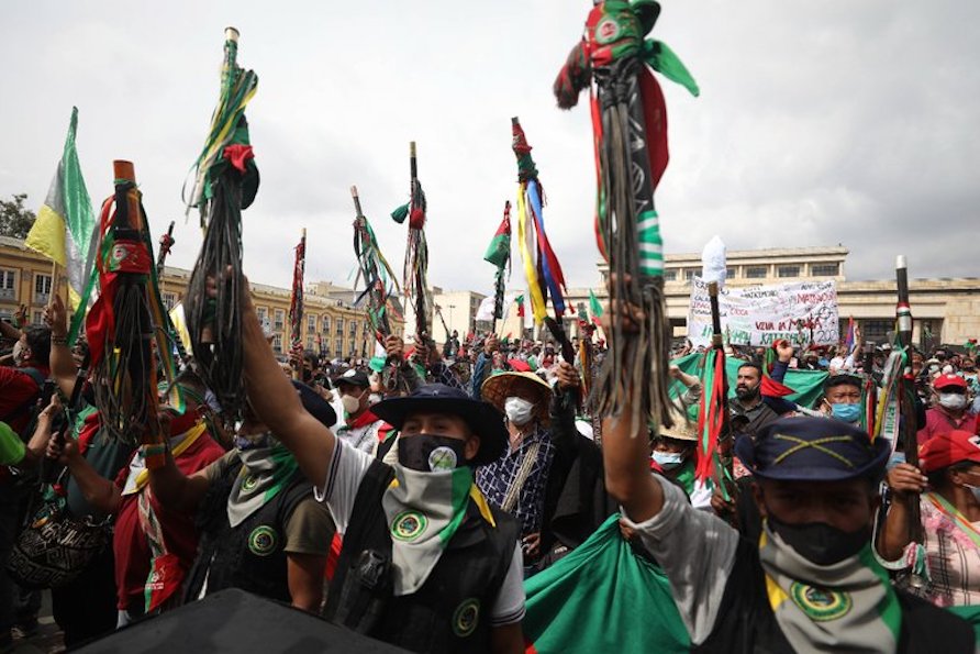 Bastones de mando en alto. Foto: Fernando Vergara. Tomada de https://www.infobae.com/america/colombia/2020/10/20/galeria-de-fotos-la-minga-se-toma-la-plaza-de-bolivar/