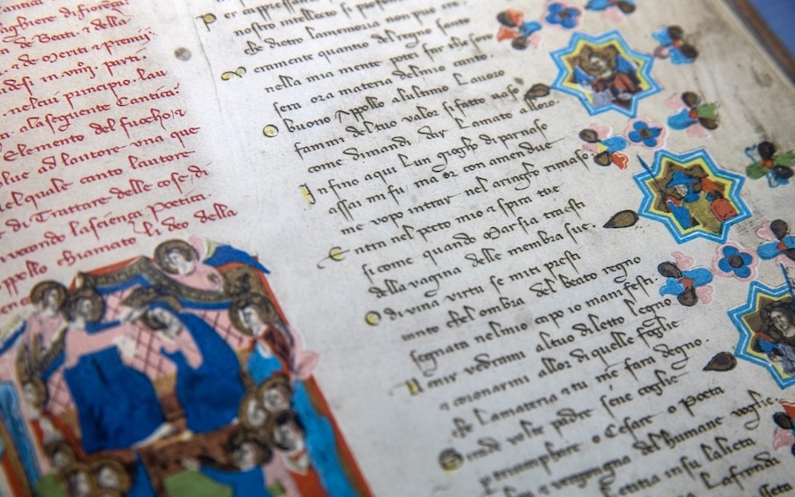 Facsímil de una edición manuscrita de la Divina Comedia. Foto: Lisbeth Salas. Tomada de https://www.lavanguardia.com/cultura/culturas/20210206/6222317/dante-divina-comedia.html#foto-7