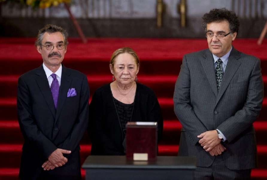 Mercedes Barcha con sus hijos, Gonzalo García Barcha, a la izquierda, y Rodrigo García, en una ceremonia fúnebre para su esposo en Ciudad de México en 2014. Foto: Rebecca Blackwell/Associated Press. Tomada de: https://www.nytimes.com/es/2020/08/25/espanol/mercedes-barcha.html