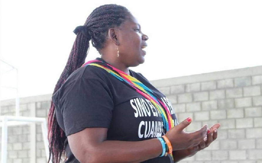 Rossana se ha opuesto a la minería y a la contaminación de la agroindustria en el norte del departamento del Cauca, Colombia. Foto: Sergio Loboa Palenque. Tomada de: https://piedepagina.mx/rossana-suena-con-volver-a-su-tierra/