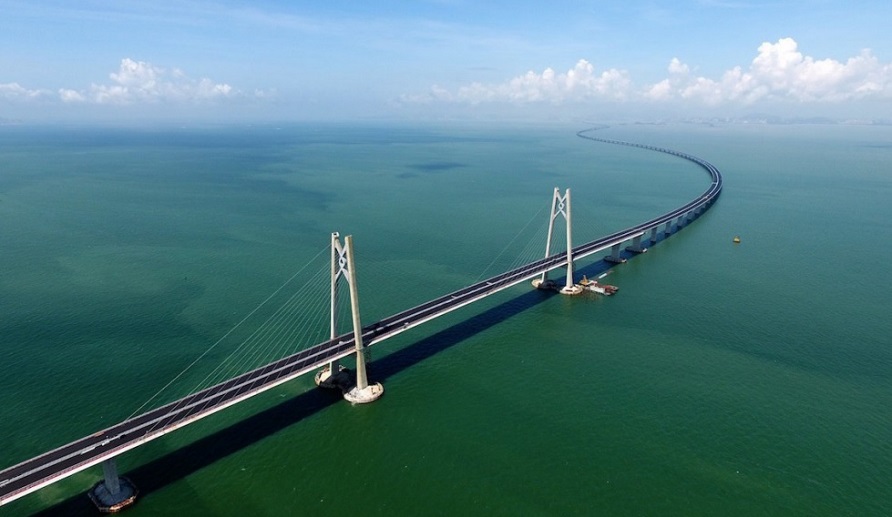 El puente maritimo más largo del mundo: 55 kilómetros en acero.