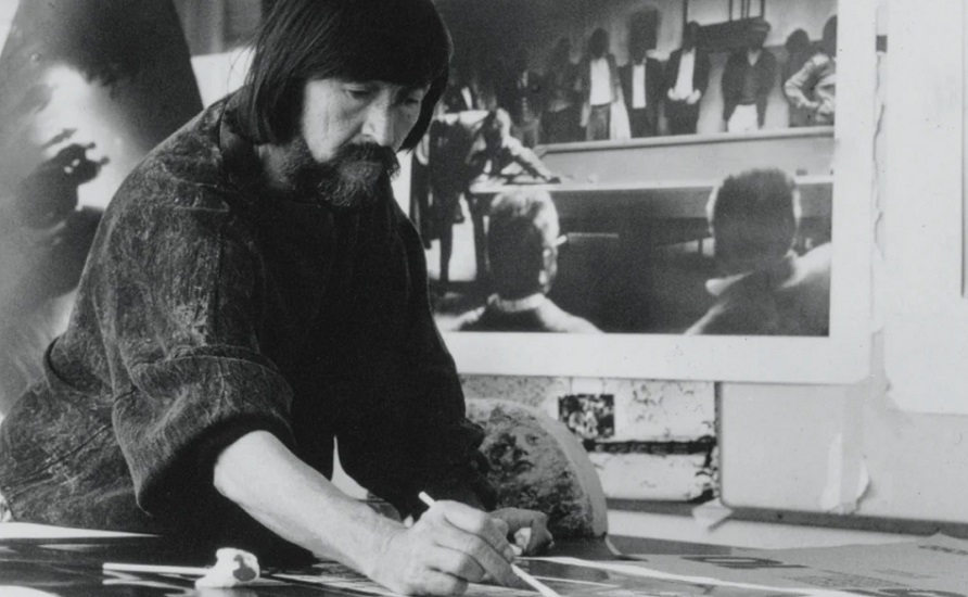 El fotógrafo Fernell Franco en su estudio. Foto: https://bit.ly/3BzgAwW