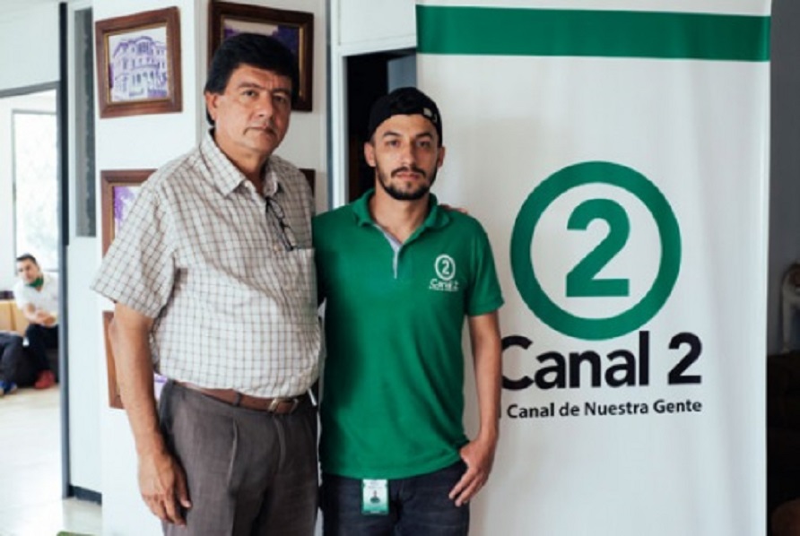 José Alberto Tejada y Jhonatan Buitrago, del Canal 2. Foto: Laura López. Tomada de: https://flip.org.co/index.php/es/informacion/noticias/item/2765-canal-2-aplausos-de-un-lado-y-disparos-del-otro