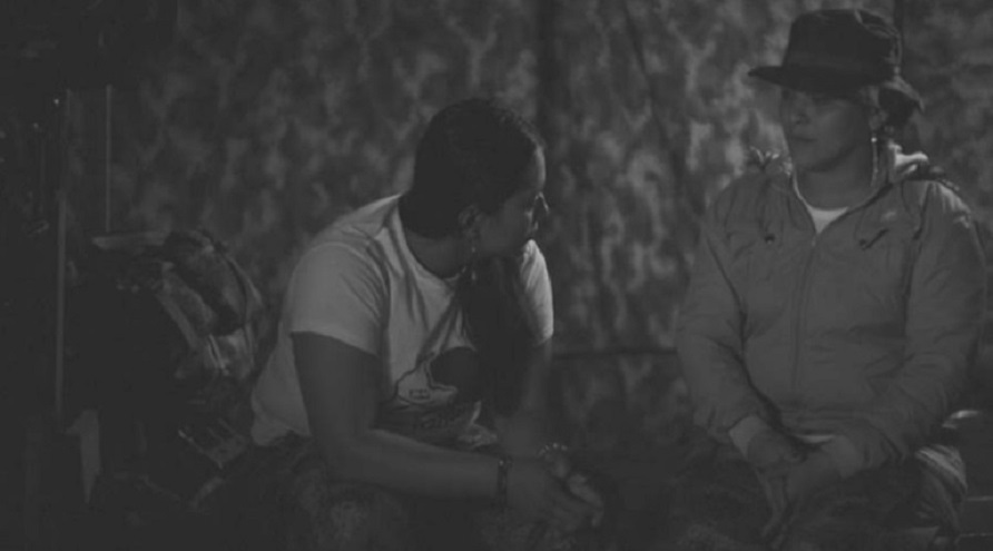 La de Karla y Eliana es una de las muchas historias de la película. Son dos amigas que están a punto de entregar las armas. Sin embargo, empiezan a tener dudas al ver los asesinatos de líderes sociales y ex-guerrilleros. Foto: https://indyon.tv/home