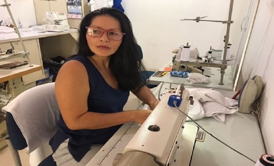 Eliana Téllez en su taller de costura. Foto: Jhonedyer Henao Flórez.