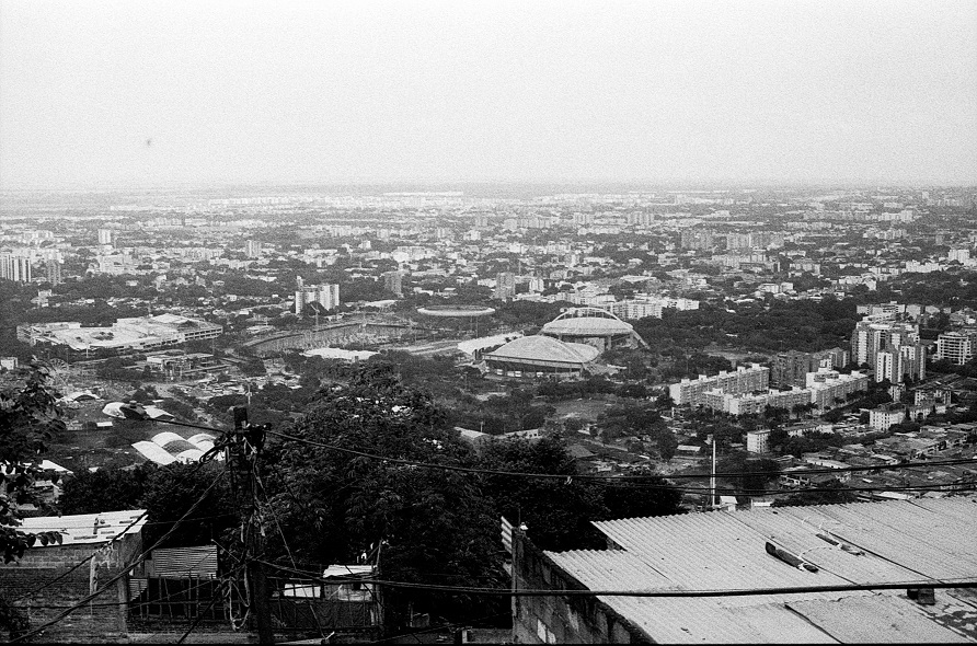 Ver la ciudad desde La Estrella es distinto: abajo se ve la calle quinta, los centros comerciales, íconos de la ciudad moderna, la densidad del centro y al fondo el llano, el oriente profundo cargado también de historias de migración y esperanza. Foto: Daniel Santacruz.