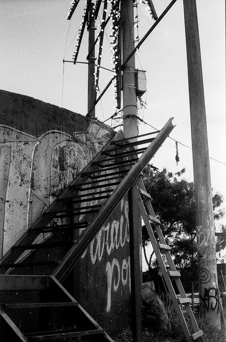 Escalera que facilita la subida al tanque de más de dos metros que sostiene el ícono de Siloé: La Estrella, que le da nombre al sector y alumbra en las noches los cerros suroccidentales, perpetuando en nuestro retrato mental de Cali la postal de un pesebre. Foto: Daniel Santacruz. 