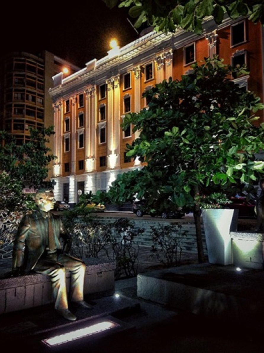 Parque de Los poetas. Al fondo el Teatro Jorge Isaacs. Foto: Yenniffer Cuenú Caicedo.