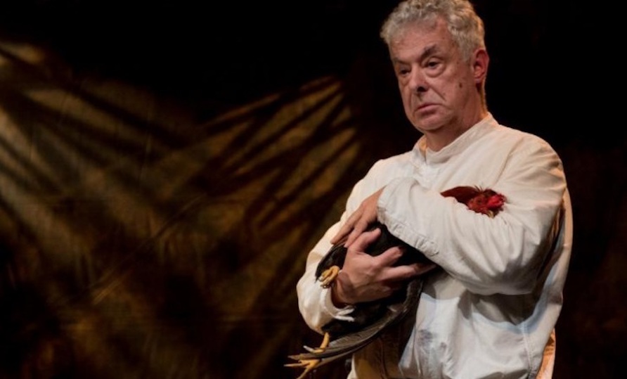El actor Germán Jaramillo interpretando el papel del coronel en la adaptación al teatro de la novela El coronel no tiene quien le escriba, de Gabriel García Márquez. Foto: Cortesía Germán Jaramillo.