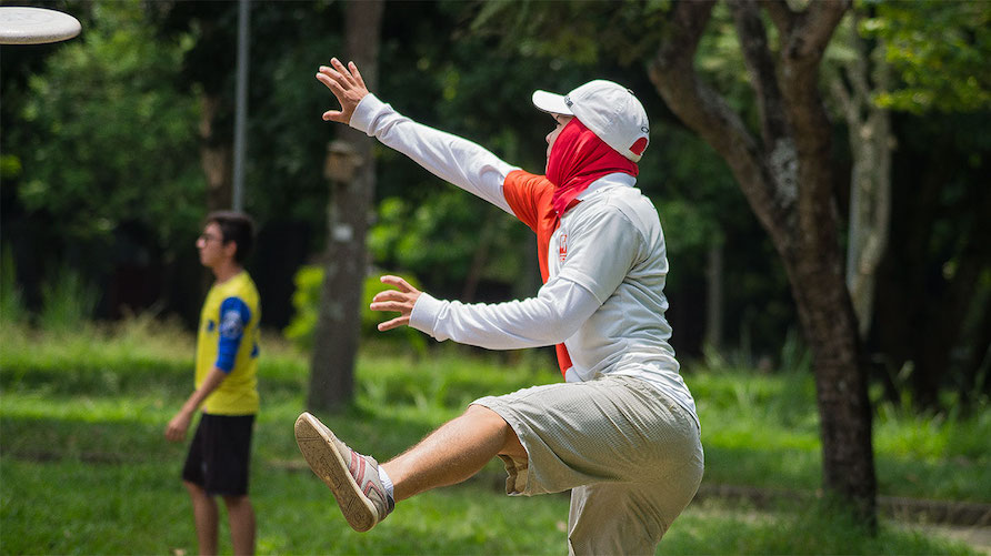 Práctica de ultimate. Centro Deportivo Universitario CDU. Campus Meléndez. Foto por Fabricio Pérez