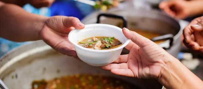 Según el Perfil del sistema alimentario de Cali, ciudad-región (2021), más de la mitad de los hogares caleños (51.3%) no tienen garantizado el acceso a alimentos en la cantidad y en la calidad adecuada. Foto: zonacero.com