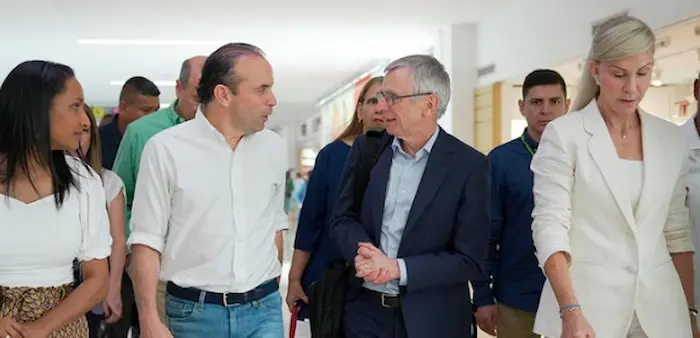 El pasado 27 de enero el alcalde de Cali, Alejandro Eder, y la gobernadora del Valle, Dilian Francisca Toro, se reunieron con David Cooper, secretario ejecutivo de la ONU, quien estuvo en el país entregando recomendaciones para el desarrollo de la COP16 y visitando locaciones de las ciudades opcionadas. Foto: cali.gov.co